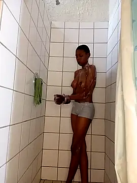 SweetSlenderChoc online show from April 7, 2026, 1:11 pm