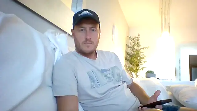 Snapshot of Londonlad818 chatting on October 29, 2025, 1:24 pm Londonlad818 online show from October 29, 2025, 1:24 pm