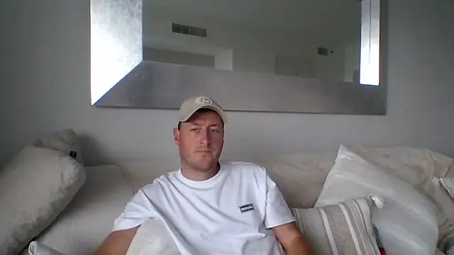 Snapshot of Londonlad818 chatting on April 10, 2026, 4:44 pm Londonlad818 online show from April 10, 2026, 4:44 pm