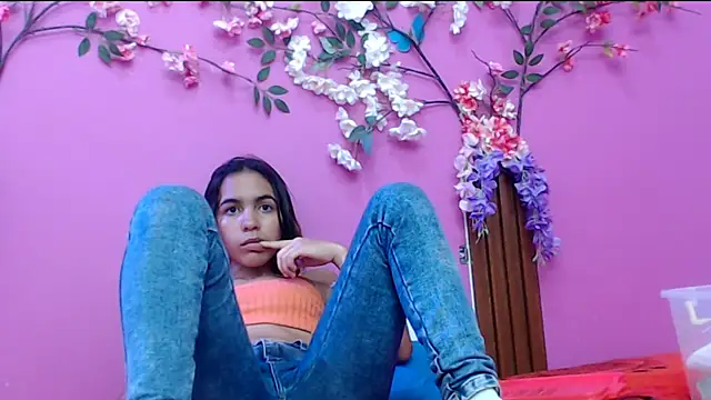 skinnysofia18 online show from September 10, 2025, 1:11 pm