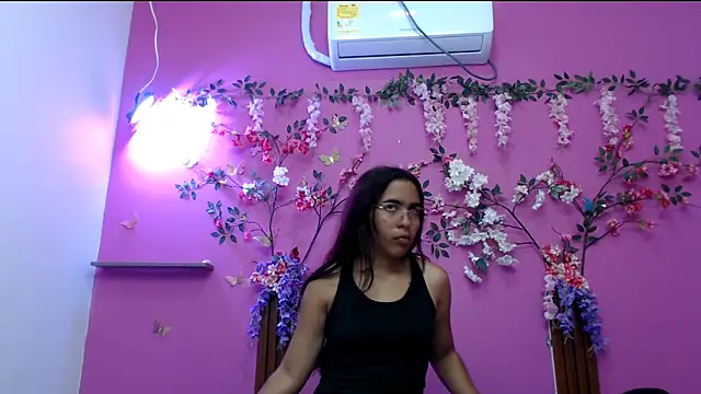 skinnysofia18 online show from April 6, 2026, 1:45 pm