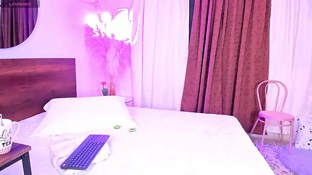 Snapshot of ViolettGomez_93 chatting on May 21, 2026, 9:00 pm ViolettGomez 93 online show from May 21, 2026, 9:00 pm