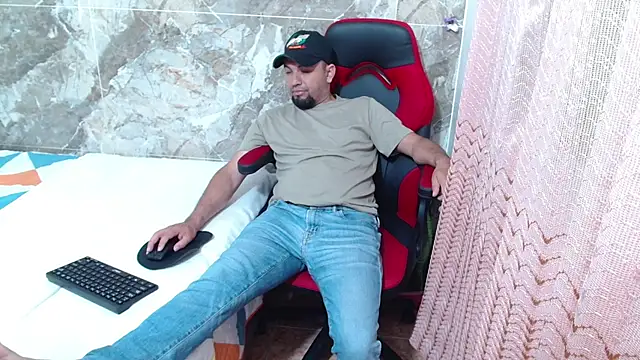 Snapshot of smitdleds1130 chatting on September 14, 2025, 12:32 am smitdleds1130 online show from September 14, 2025, 12:32 am