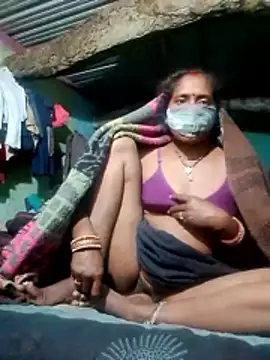 Snapshot of CUTE-004 chatting on November 10, 2025, 7:57 pm CUTE-004 online show from November 10, 2025, 7:57 pm