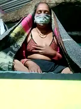 Snapshot of CUTE-004 chatting on November 12, 2025, 4:51 pm CUTE-004 online show from November 12, 2025, 4:51 pm