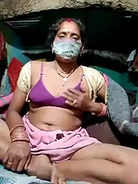 Snapshot of CUTE-004 chatting on November 27, 2025, 6:10 pm CUTE-004 online show from November 27, 2025, 6:10 pm