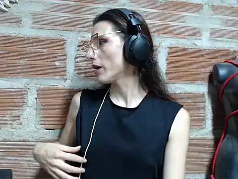 Moira-Hot online show from June 20, 2026, 4:37 am