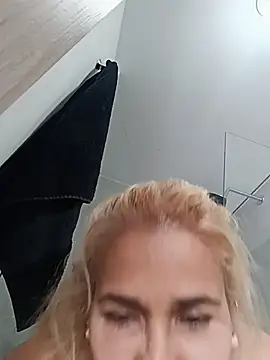 AndrehGuzman online show from December 1, 2025, 3:17 pm