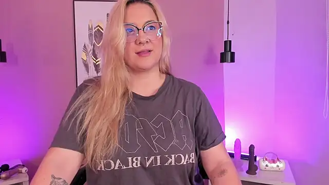 hollie joliie online show from October 17, 2025, 12:08 pm