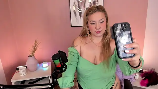 hollie joliie online show from December 20, 2025, 12:12 pm