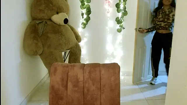 EIVIY1609 online show from October 3, 2025, 1:52 pm