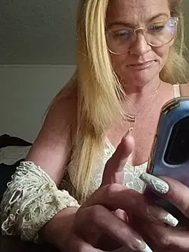 Goldenndoll online show from May 31, 2026, 9:49 pm