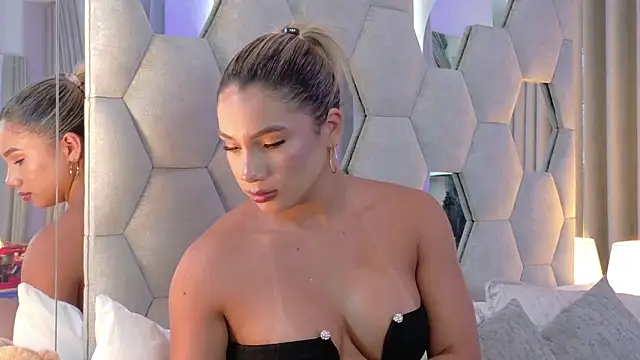 NicoleArmani online show from April 13, 2026, 5:18 pm