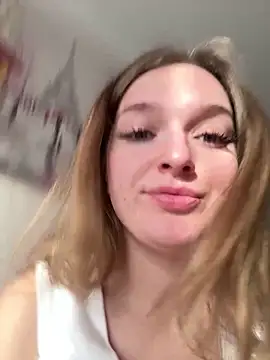 Bellatrisssaa online show from December 17, 2025, 9:04 am