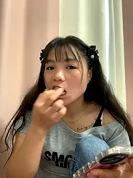 Emlyly-18 online show from September 17, 2025, 6:59 am