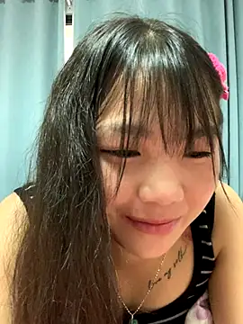 Emlyly-18 online show from October 5, 2025, 1:37 am