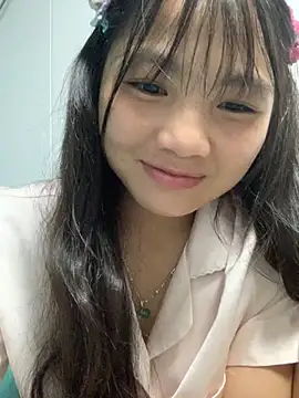 Emlyly-18 online show from October 5, 2025, 2:48 pm