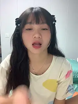 Emlyly-18 online show from October 16, 2025, 2:51 pm