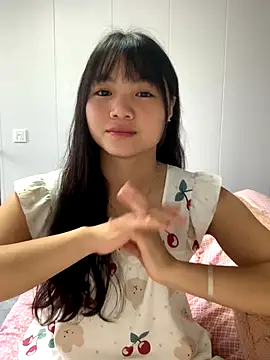 Emlyly-18 online show from October 23, 2025, 3:17 am