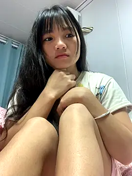 Emlyly-18 online show from October 30, 2025, 2:24 am