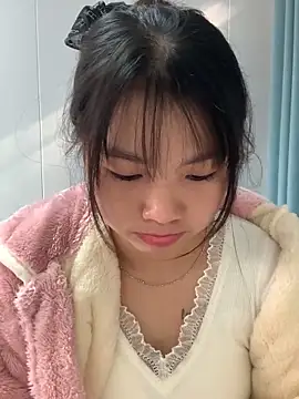 Emlyly-18 online show from November 12, 2025, 1:28 am