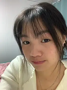 Emlyly-18 online show from November 13, 2025, 1:10 pm