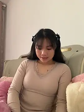 Emlyly-18 online show from November 17, 2025, 4:18 am