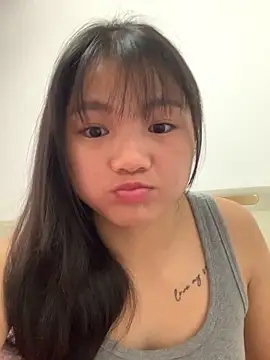 Emlyly-18 online show from November 22, 2025, 1:48 am