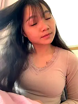 Emlyly-18 online show from December 3, 2025, 5:15 am