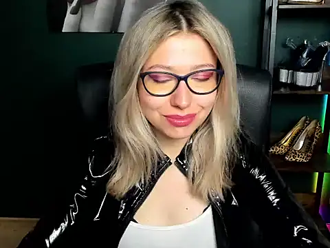Snapshot of loveHeidi chatting on June 15, 2026, 4:36 am loveHeidi online show from June 15, 2026, 4:36 am