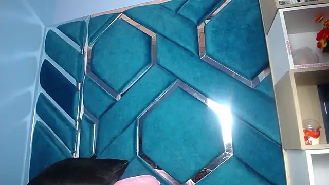 Lea Sweetly online show from September 20, 2025, 1:23 pm