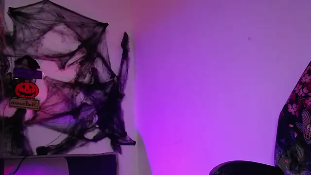 GwenHazel online show from October 30, 2025, 12:17 pm