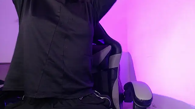 GwenHazel online show from November 7, 2025, 11:21 am