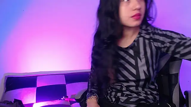 GwenHazel online show from November 28, 2025, 11:24 am