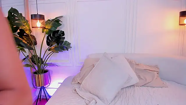 Dafne Hillss online show from October 28, 2025, 12:30 pm