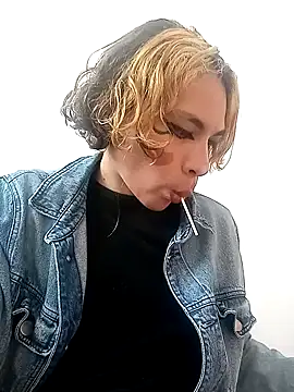 Snapshot of kittymutant99 chatting on October 24, 2025, 6:15 pm kittymutant99 online show from October 24, 2025, 6:15 pm