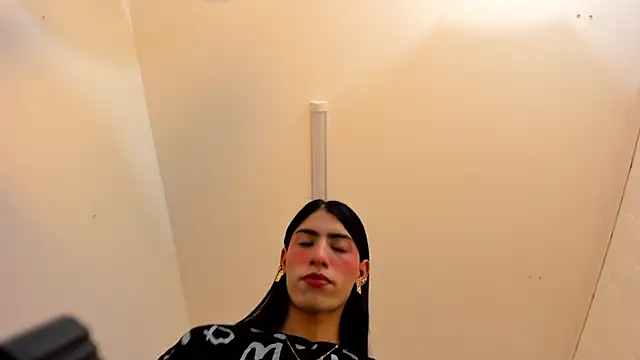 Sofia summers online show from November 19, 2025, 4:23 am