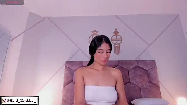 nicol giraldoo online show from April 6, 2026, 4:46 am