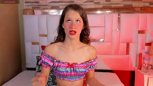 Snapshot of EmmaPetty chatting on March 3, 2026, 9:21 pm EmmaPetty online show from March 3, 2026, 9:21 pm