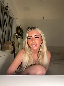 Snapshot of BlondeBetty chatting on October 23, 2025, 8:18 pm BlondeBetty online show from October 23, 2025, 8:18 pm