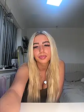 Snapshot of BlondeBetty chatting on November 3, 2025, 5:03 pm BlondeBetty online show from November 3, 2025, 5:03 pm