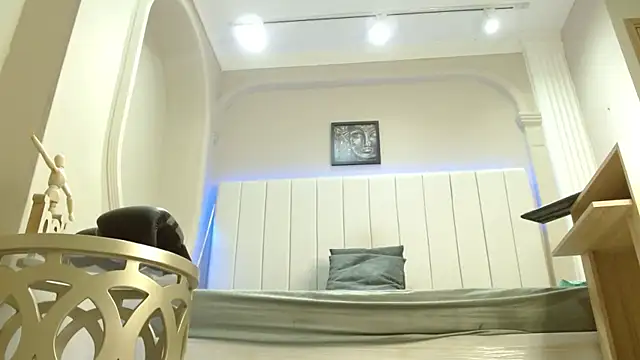 kendra lux1 online show from January 5, 2026, 5:49 pm