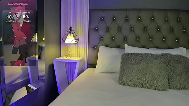 LunaBloomn online show from November 26, 2025, 5:03 pm