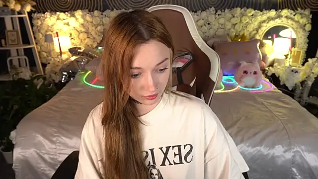 FoxyMayy online show from May 19, 2026, 1:39 pm