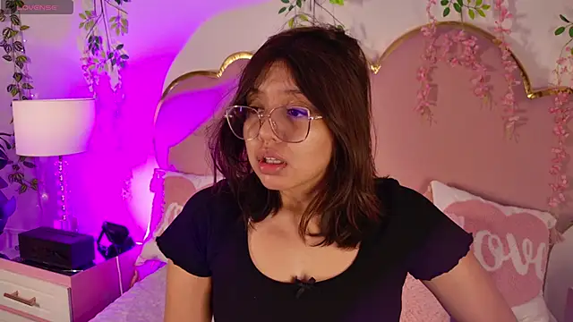 Lauuu2007 online show from March 27, 2026, 9:14 pm