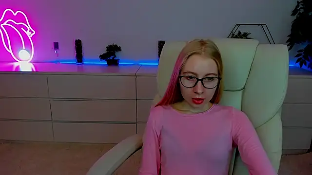 Alina Blonde online show from October 7, 2025, 5:37 am