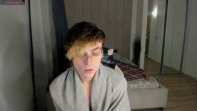 Snapshot of OLIVER__MARTINEZ chatting on September 21, 2025, 8:32 pm OLIVER MARTINEZ online show from September 21, 2025, 8:32 pm