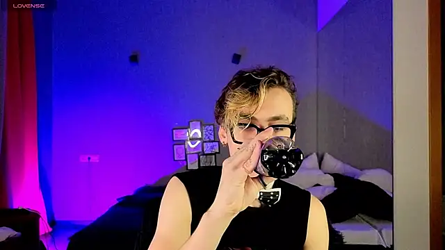 Snapshot of OLIVER__MARTINEZ chatting on October 13, 2025, 5:29 am OLIVER MARTINEZ online show from October 13, 2025, 5:29 am