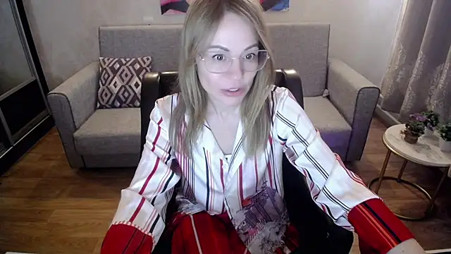 Snapshot of shy_hot_cat chatting on October 6, 2025, 9:18 am shy hot cat online show from October 6, 2025, 9:18 am