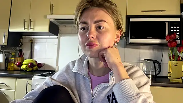 MartaLuna  online show from April 18, 2026, 8:42 pm